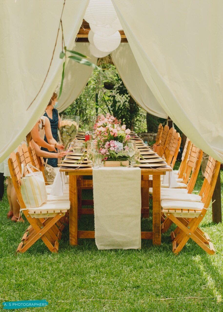 Mesa principal bajo pérgola con cortinas