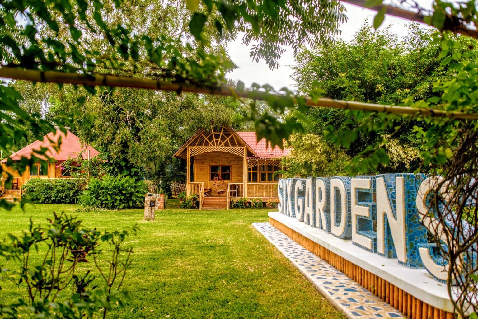Six Gardens letrero y jardines